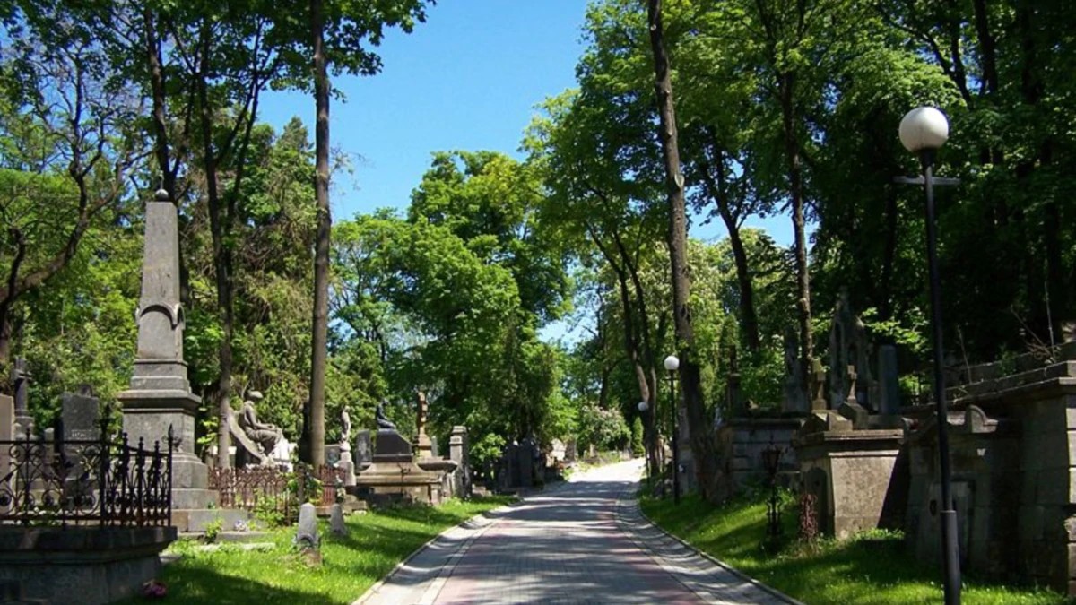 Алеями та стежками Личаківського кладовища Личаківський цвинтар